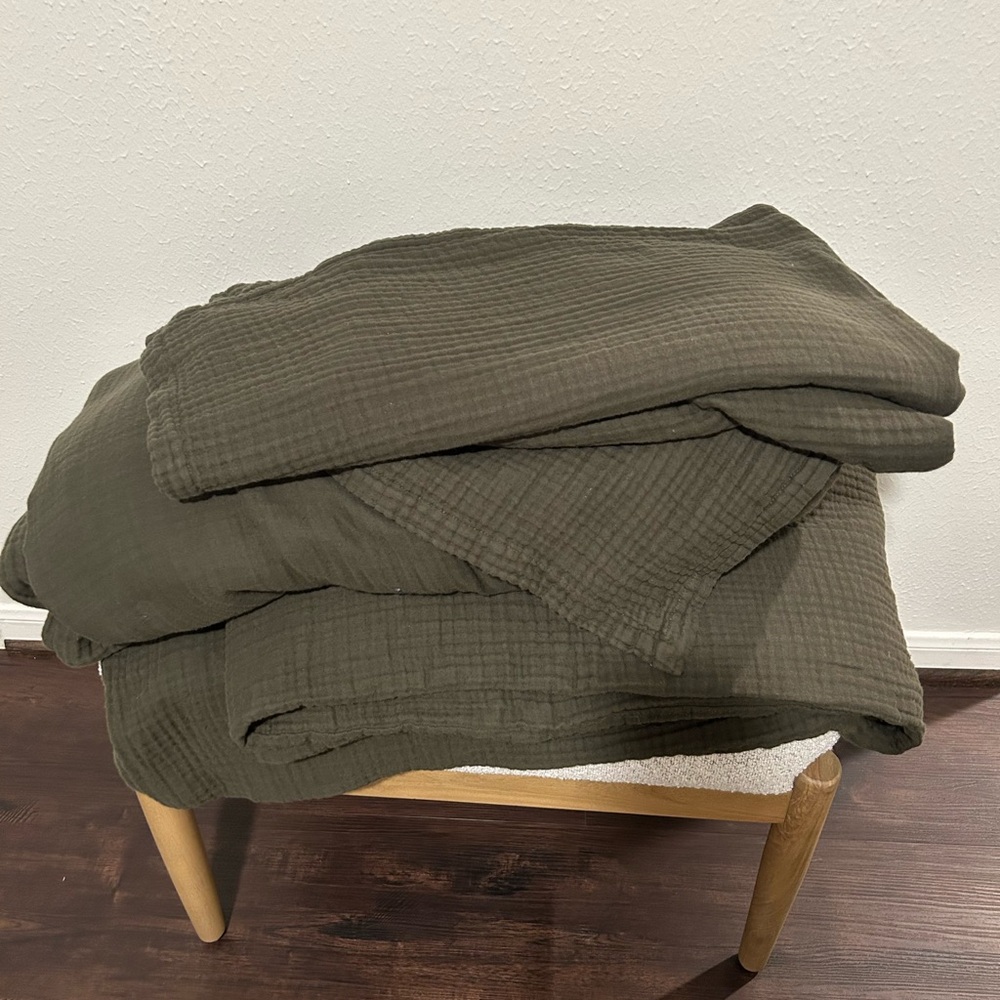 CB2 Alto Organic Cotton Dark Green King Duvet Cover & Shams - Picture 3 of 4